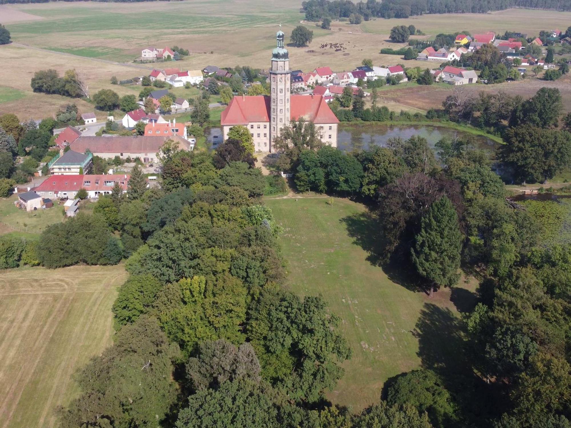 Resort "Schloss Reinharz" Бад Шмидеберг Екстериор снимка