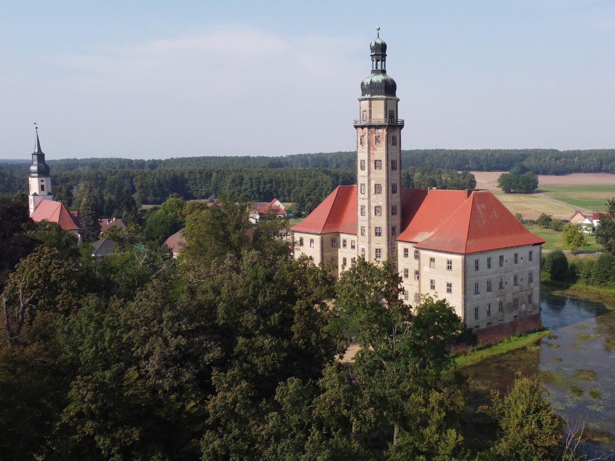 Resort "Schloss Reinharz" Бад Шмидеберг Екстериор снимка